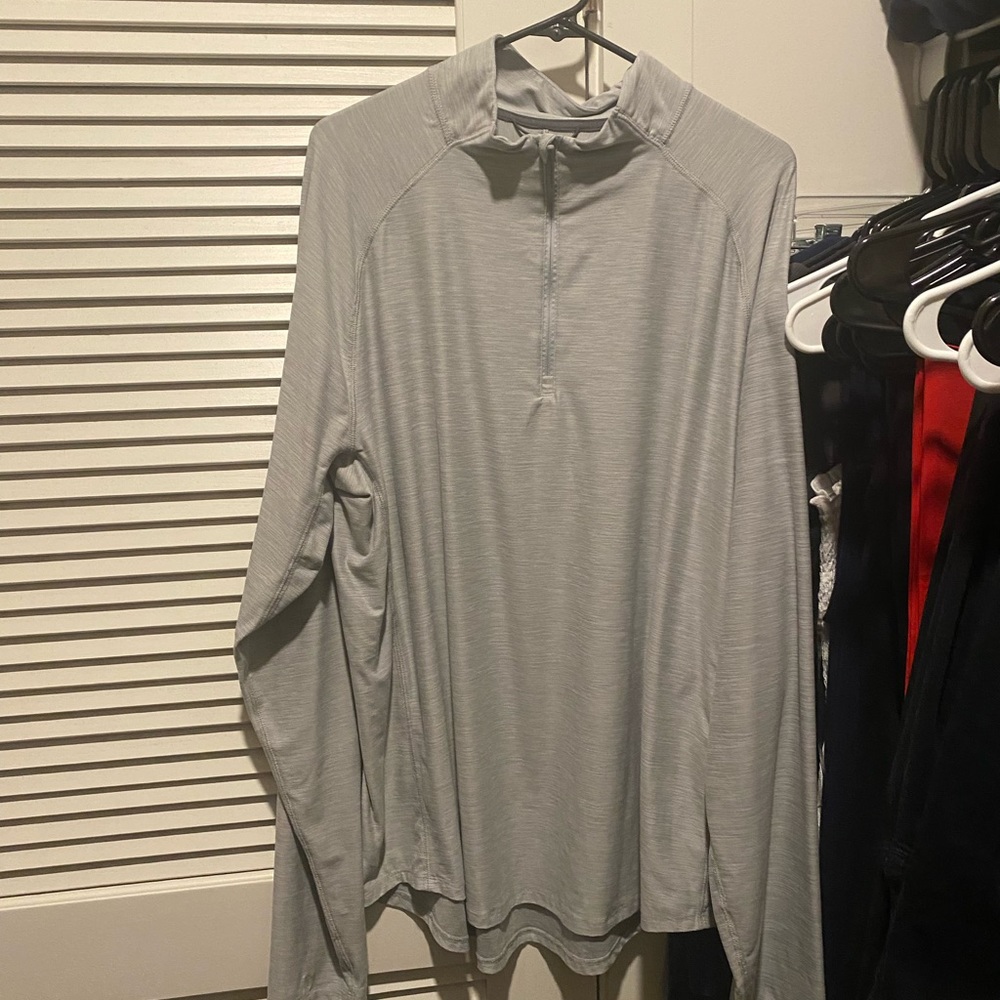 gray workout top